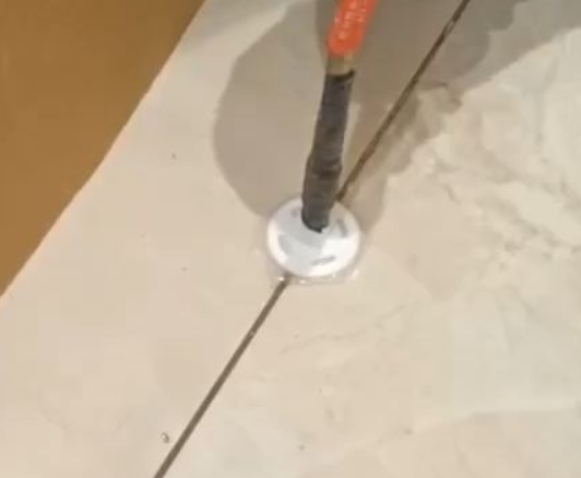 稻城瓷砖空鼓维修公司专业解答瓷砖在铺贴过程中，如果没有涂抹均匀到位的粘结材料（如水泥砂浆或瓷砖胶），可能会导致以下问题